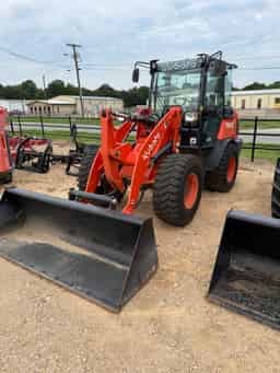Used Kubota R640 Loader