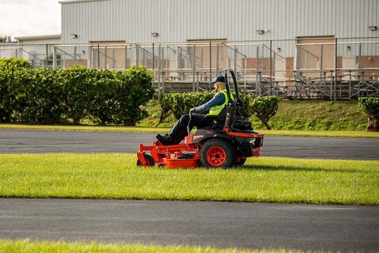 Kubota Z724XKW-3-54 Zero-Turn Lawnmower